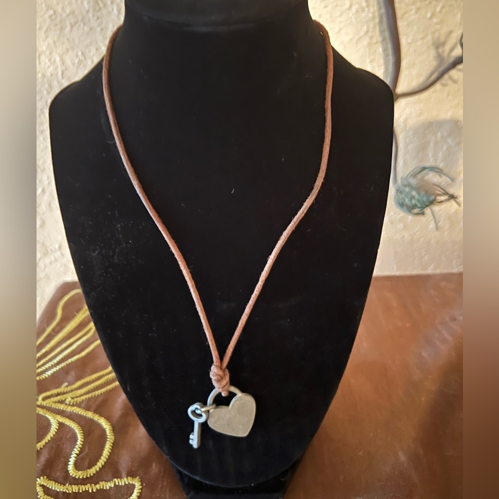 🤩 $5 SALE! 🤩 Aeropostale heart and key necklace on leather cord